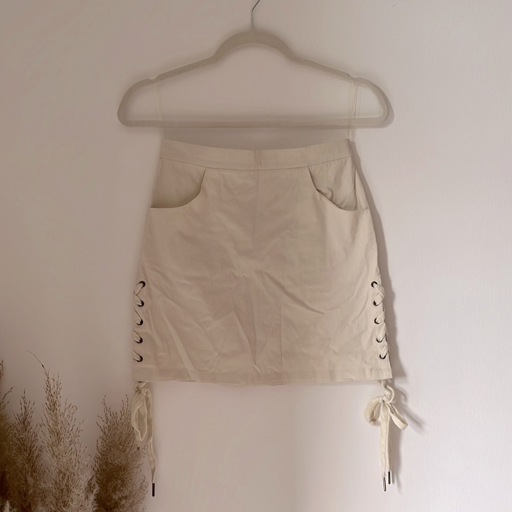 Crème mini skirt
